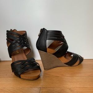 Adorable black strappy wedges